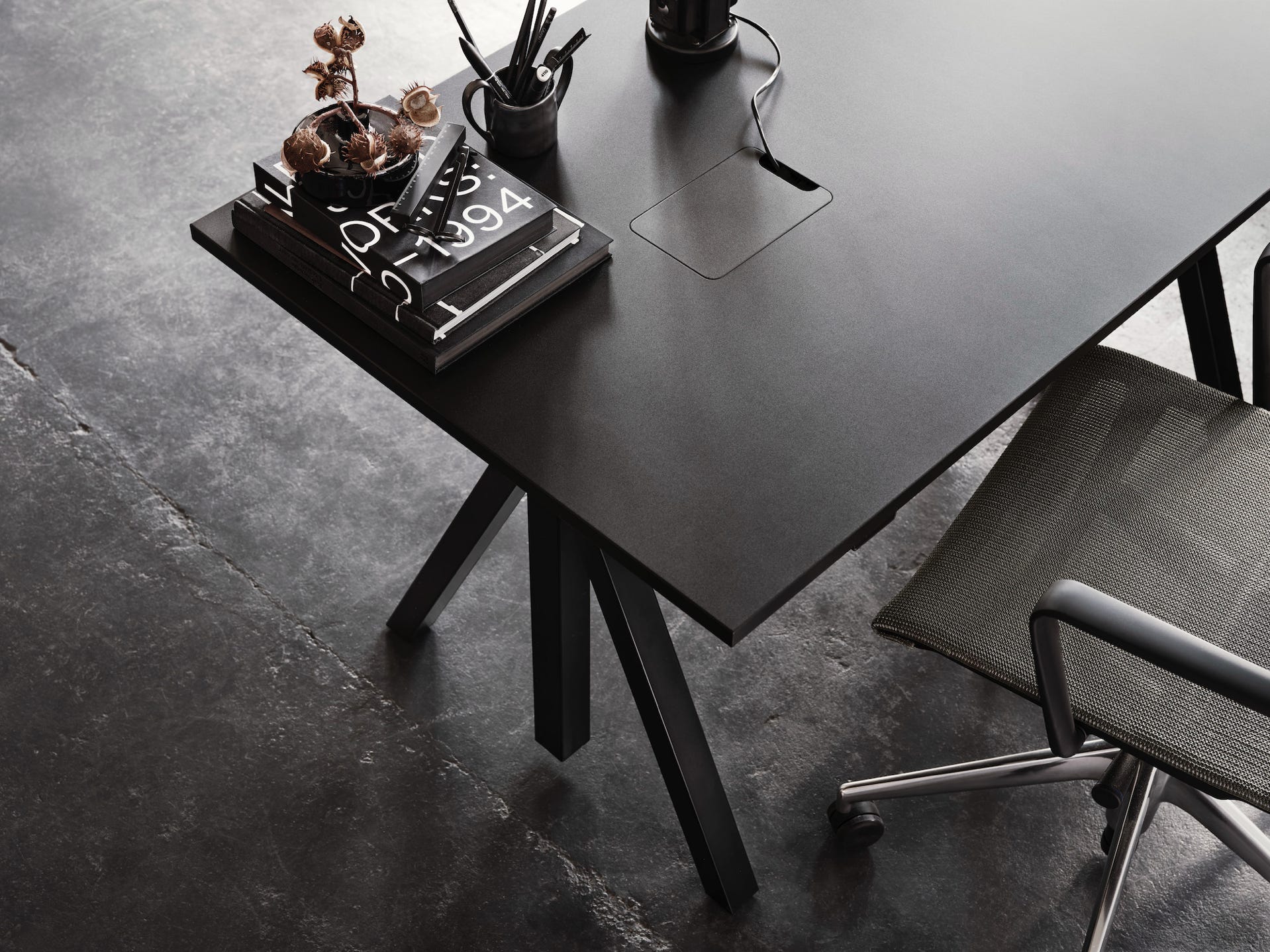 Bureau Ajustable en Hauteur + Accessoires  design Anna von Schewen & Björn Dahlström