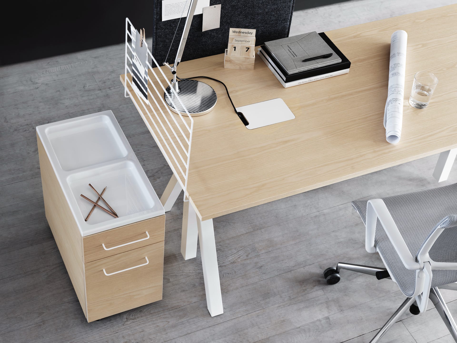Bureau Ajustable en Hauteur + Accessoires  design Anna von Schewen & Björn Dahlström