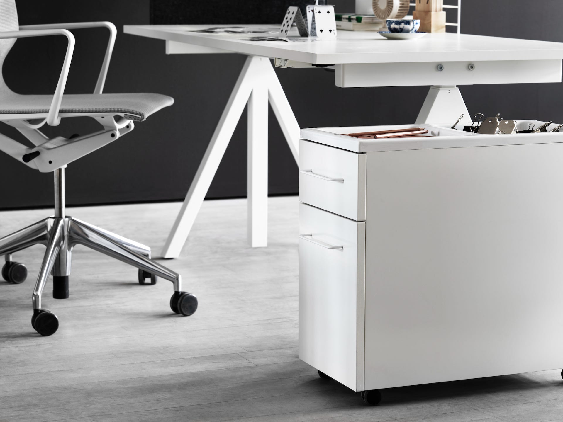 Bureau Ajustable en Hauteur + Accessoires  design Anna von Schewen & Björn Dahlström