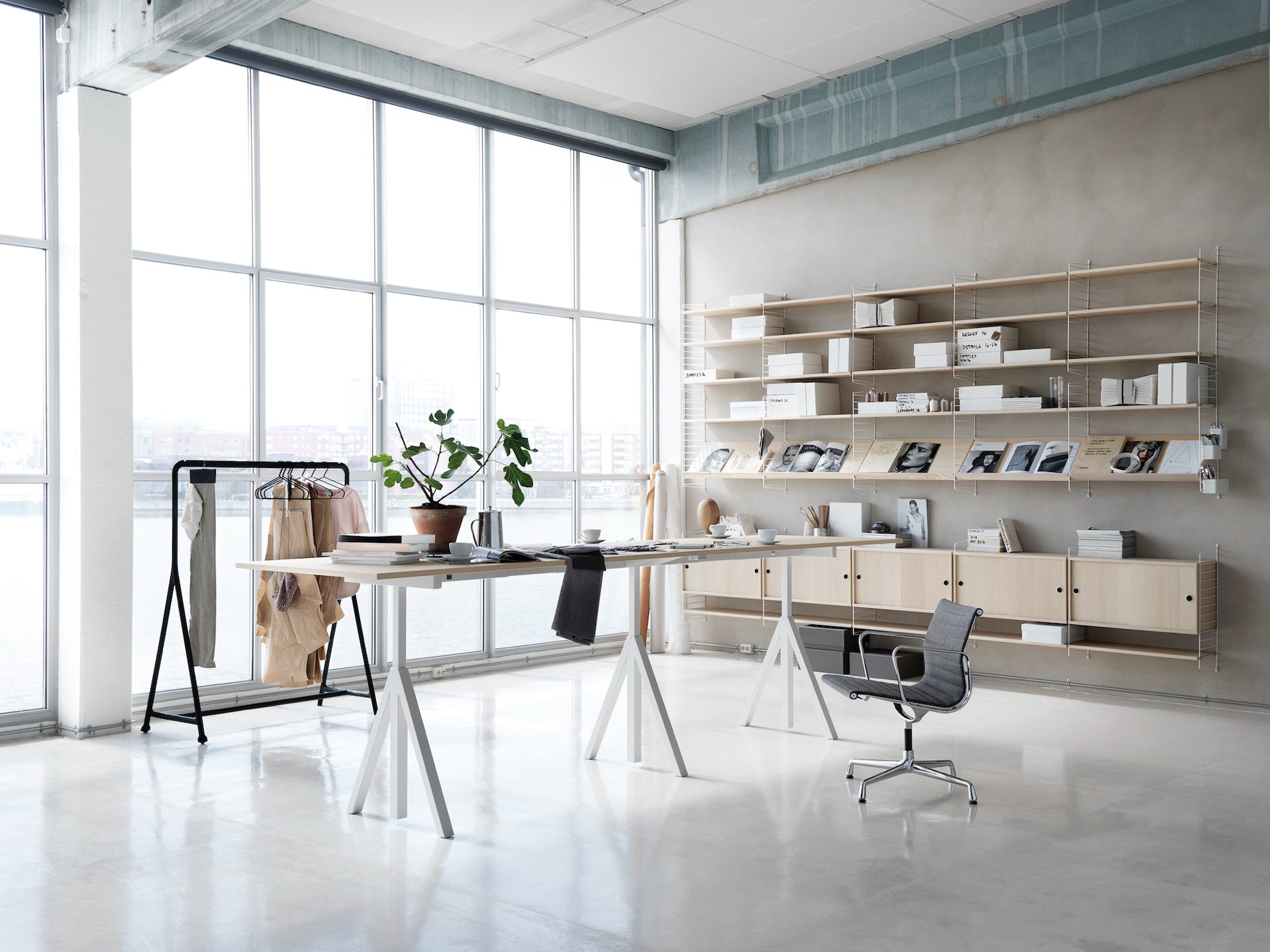 Bureau Ajustable en Hauteur + Accessoires  design Anna von Schewen & Björn Dahlström
